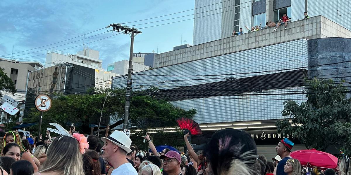 Do alto do prédio, moradores do bairro Cruzeiro curtem o Bloco da Insanidade (Pedro Melo / Hoje em Dia)