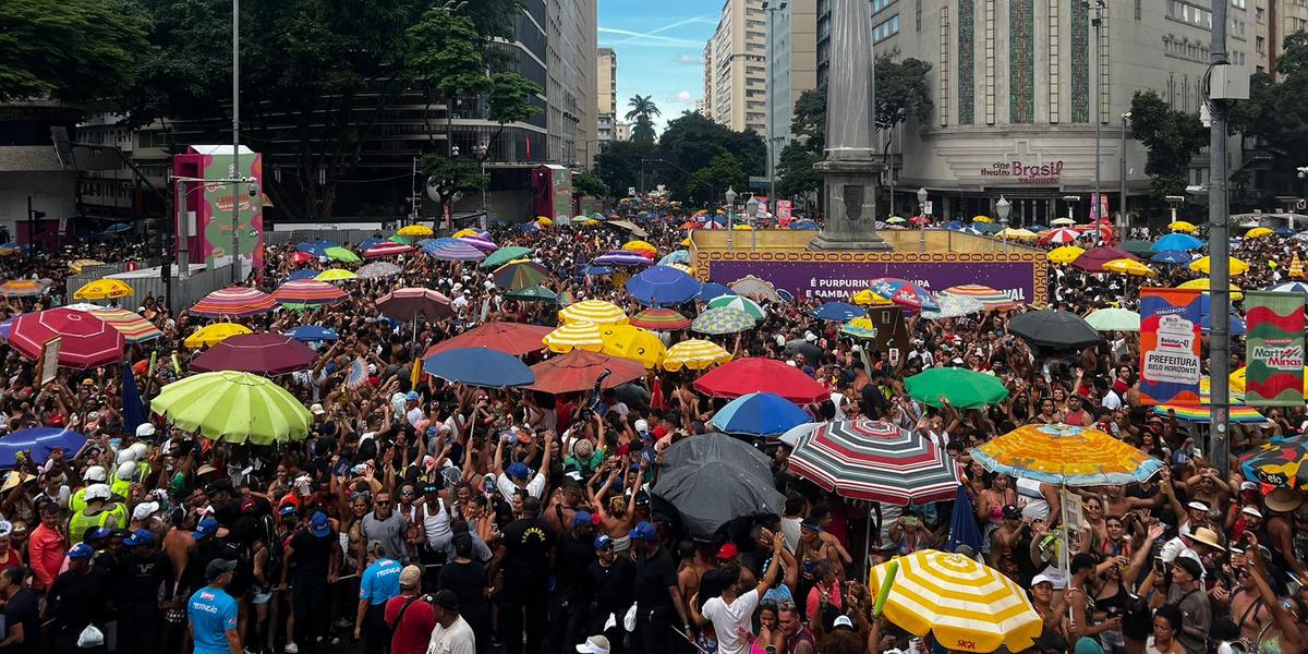 Multidão acompanha desfile do Baianeiros no Centro de BH (Pedro Melo)