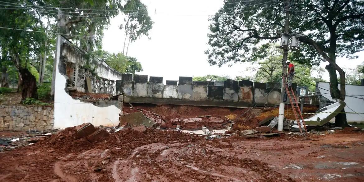 Fortes chuvas derrubaram o muro do Cemitério do Araçá, na região do Pacaembu (Paulo Pinto/Agência Brasil)