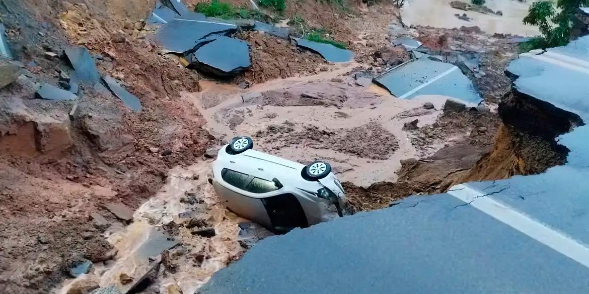 Chuvas abrem cratera e interditam trecho da BR-470, em Santa Catarina (Corpo de Bombeiros/Divulgação)