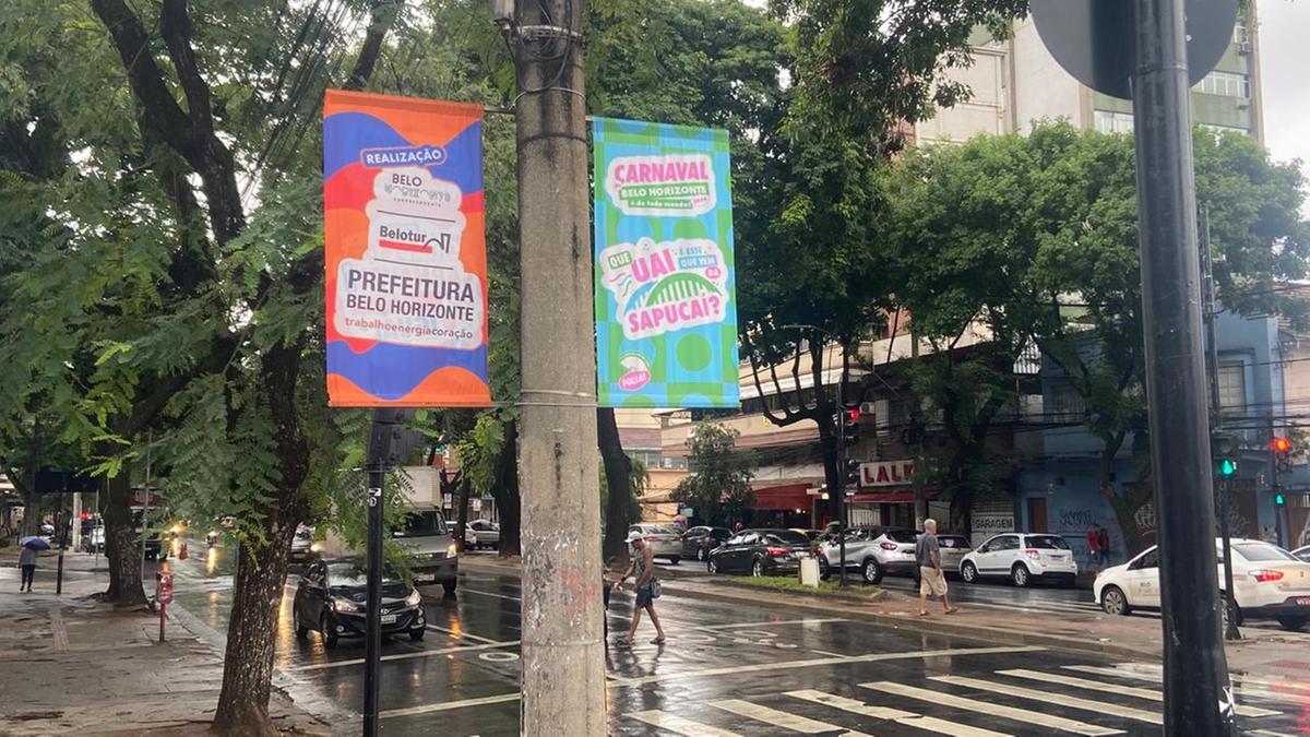 Na avenida do Contorno, no bairro Floresta, informativo sobre o Carnaval segue afixado em poste (Fernando Michel / Hoje em Dia)