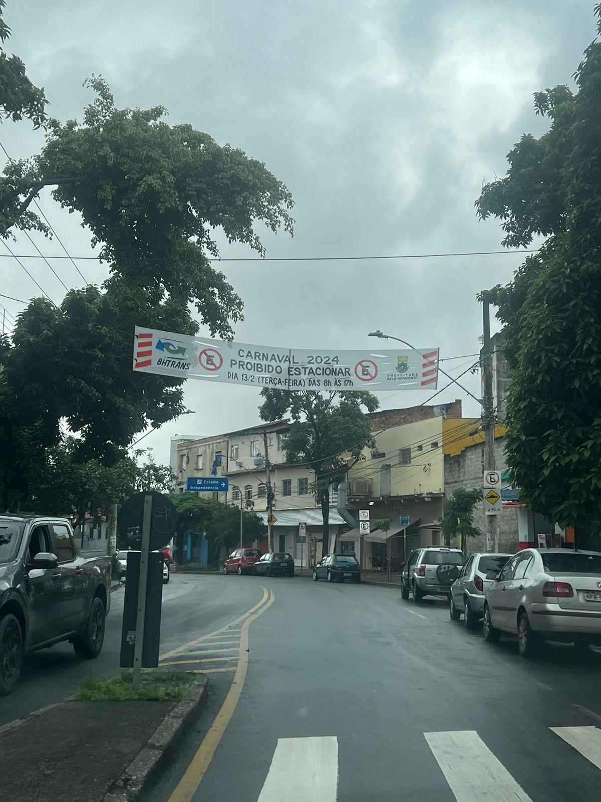 Avenida Petrolina, que teve trecho interditado durante o Carnaval, ainda tem uma faixa avisando sobre a interdição (Pedro Melo / Hoje em Dia)