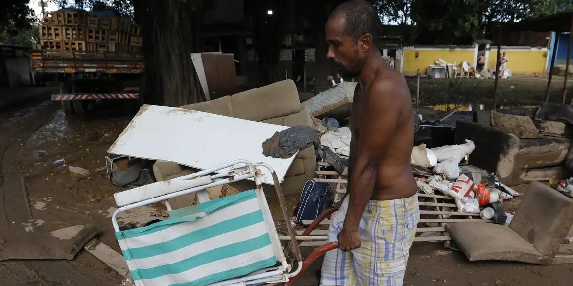 Chuva provocou estragos a moradores em Belford Roxo, na Baixada Fluminense, que teve diversos pontos de alagamentos com a enchente do rio Botas (Fernando Frazão/Agência Brasil)