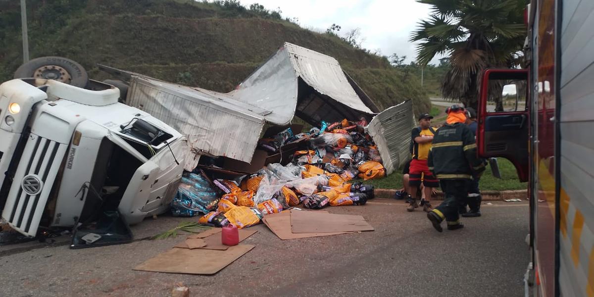 Condutor da caminhão ficou preso às ferragens e acabou morrendo (Divulgação / CBMMG)