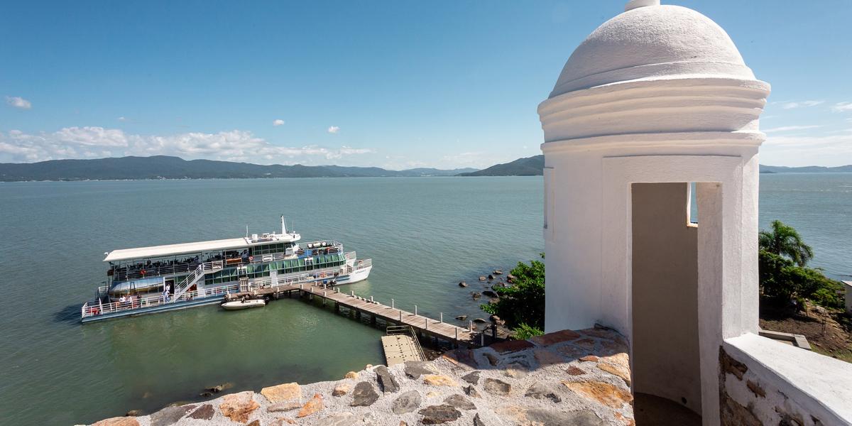 No passeio do meio dia, os visitantes também podem realizar o passeio opcional na Ilha de Ratones Grande e a parada tem a duração de 30 minutos (Divulgação / Catamarã)