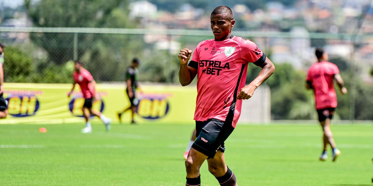 Juninho, de 36 anos, foi poupado no duelo contra o Tombense (Mourão Panda/ América)