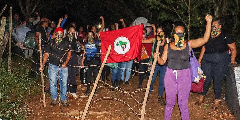 MST informou que “forte contingente policial” chegou à propriedade ocupada pelo movimento e acusa a Polícia Militar de ameaçar reprimir o acampamento sem ordem judicial. (Reprodução / MST)