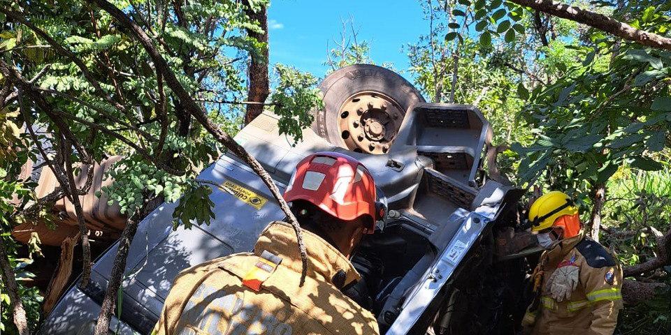 Quando os militares do Corpo de Bombeiros  chegaram ao local, já encontraram o motorista, de 64 anos e natural de Braúnas (SP) sem vida (Divulgação / CBMMG)