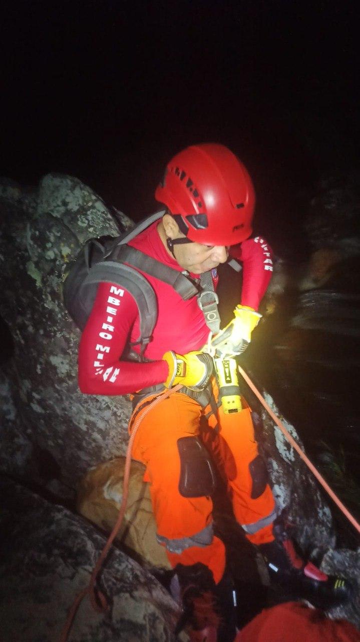 Resgate foi realizado à noite, dificultando o trabalho dos bombeiros (Divulgação / CBMMG)