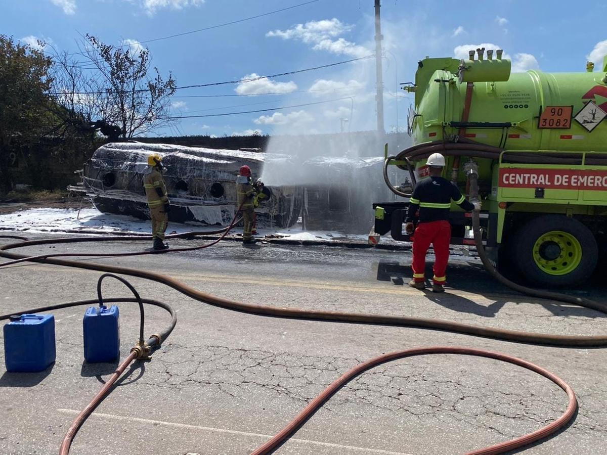 Bombeiros realizam a neutralização de tanque de carreta na MGC-262 (Divulgação / Corpo de Bombeiros)