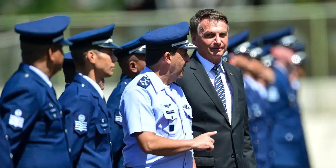 Ex-comandante da Força Aérea Brasileira, Carlos de Almeida Baptista Júnior, e o ex-presidente Jair Bolsonaro (Marcelo Camargo/Agência Brasil)