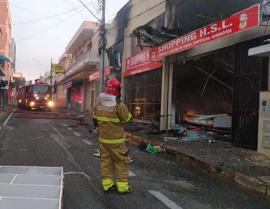 Não há informações sobre as possíveis causas do incêndio (Bombeiros/Divulgação)