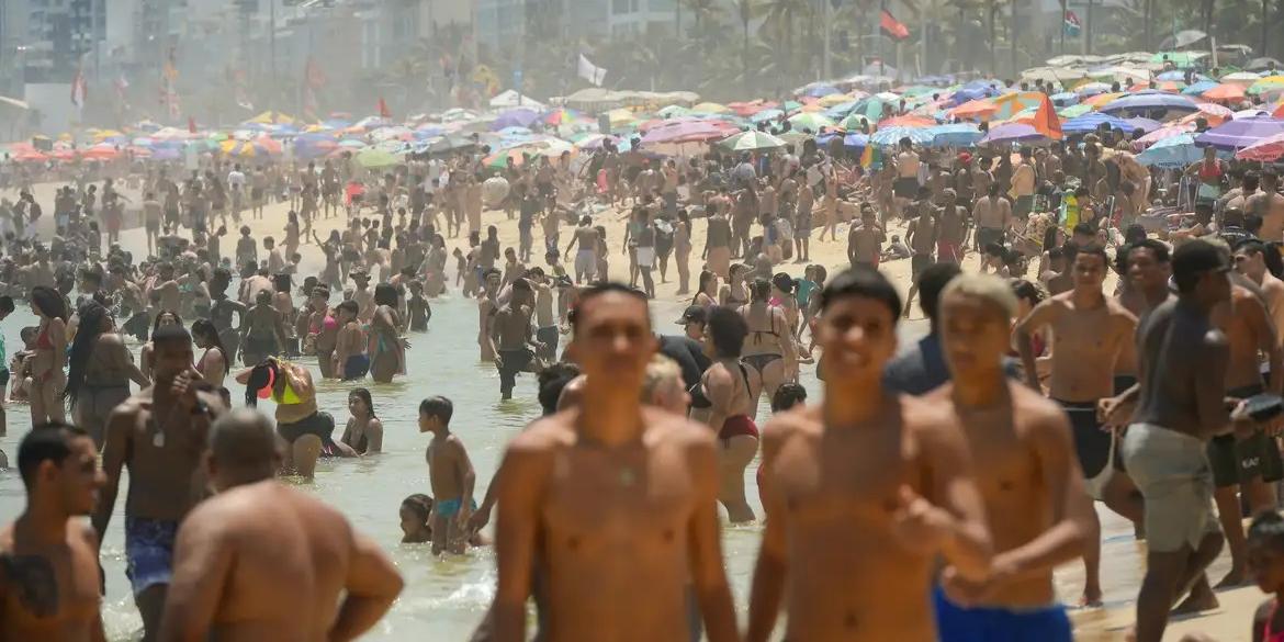 Cariocas e turistas lotam praia de Ipanema, na zona sul, em dia de forte calor no Rio de Janeiro (Tomaz Silva/Agência Brasil)