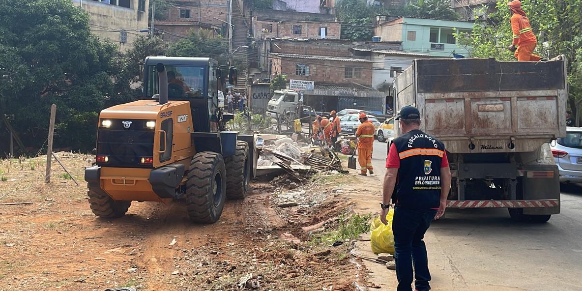 Trator e caminhões são utilizados na ação de hoje (Valéria Marques/Hoje em Dia)