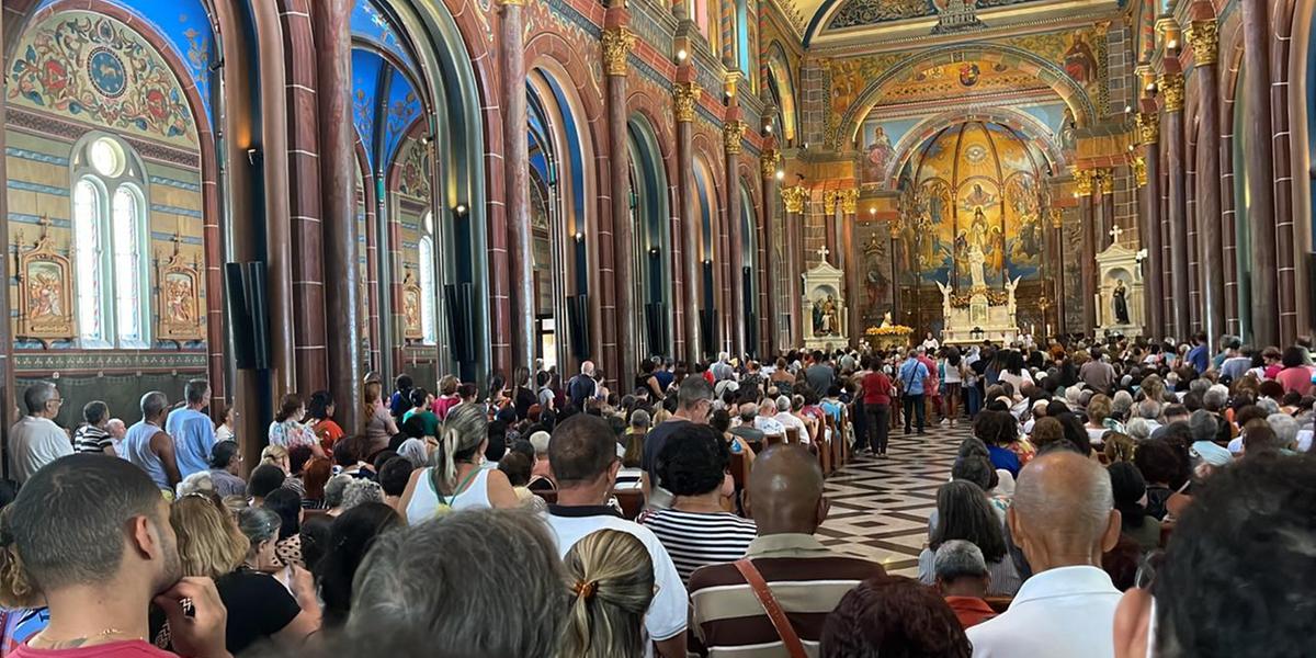 Além de celebrações no Santuário, barriquinhas foram montadas para atender ao público. (Valéria Marques/Hoje em Dia)