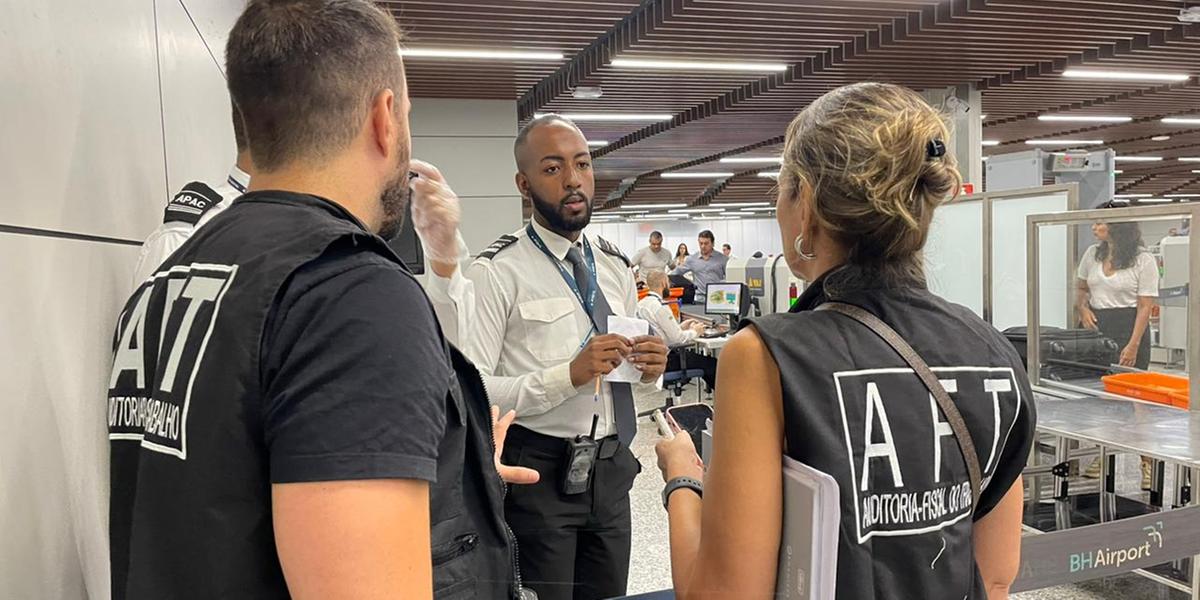 Cerca de 30 auditores participam da operação em BH e atuaram em diversos locais, como pista, check-in, embarque e desembarque de bagagens (Júlia Flores)