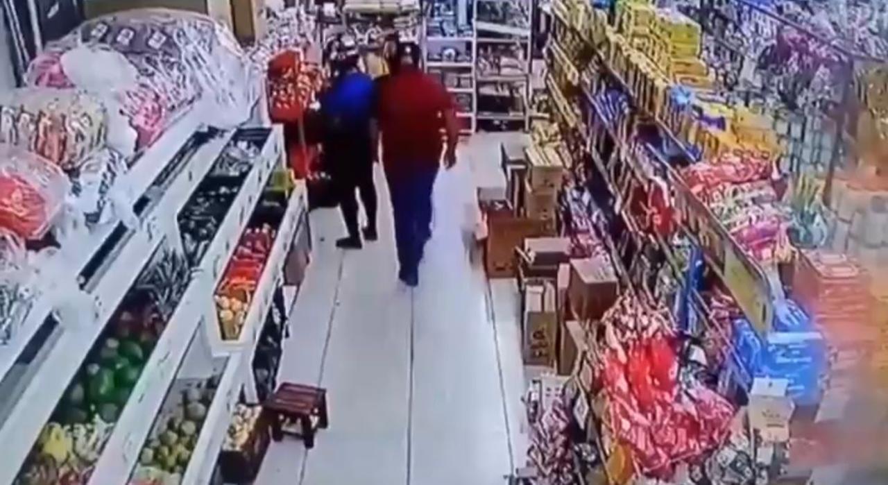 VÍDEO: homem é preso após passar a mão em bumbum de mulher dentro de  supermercado em Minas