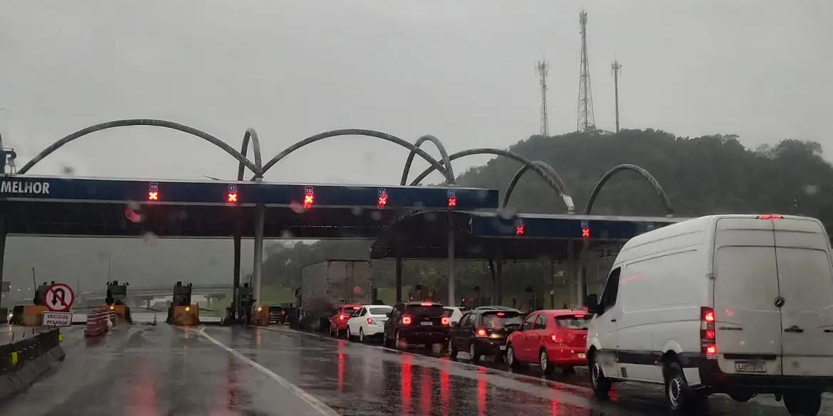 Na Serra de Teresópolis, interdição foi por precaução e fluxo de veículos foi retomado cerca de 18h. Já na de Petrópolis, já houve deslizamento (PRF/ RJ)