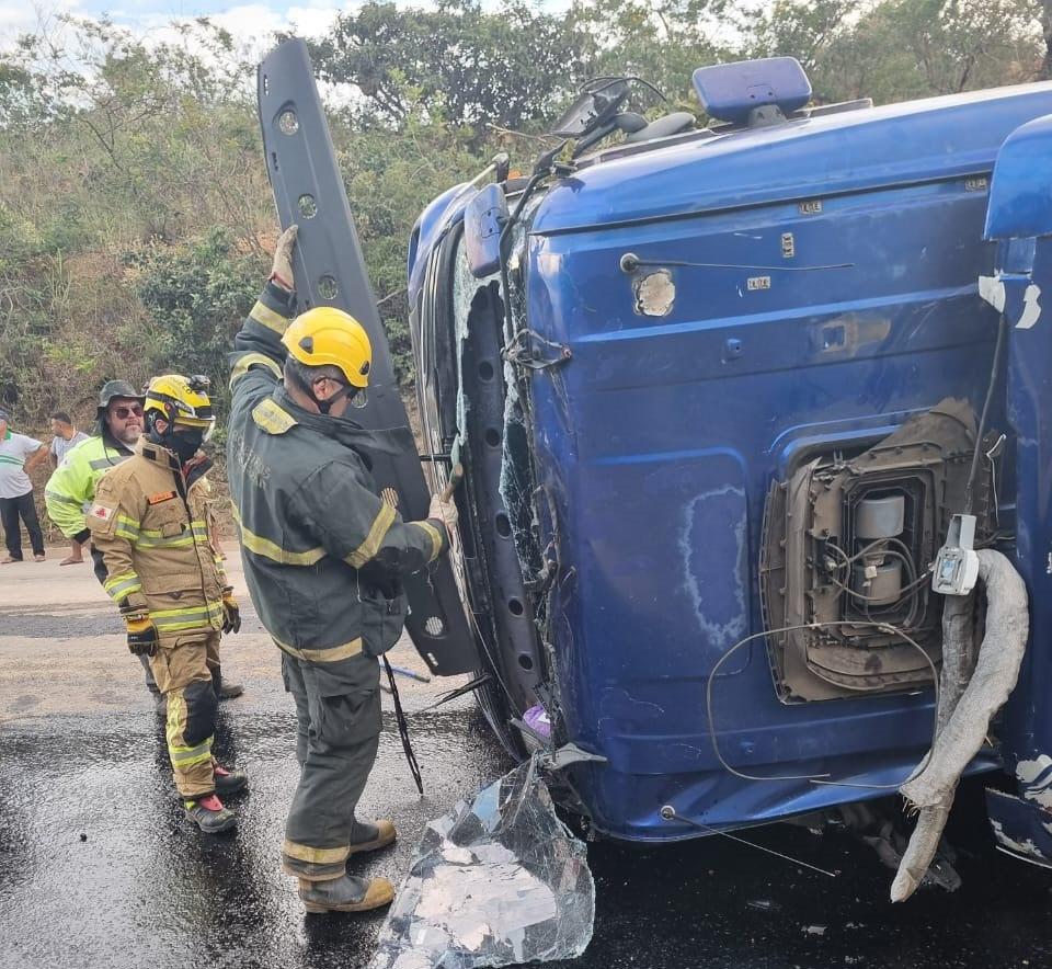 Outro tombamento foi no km 456 a BR-251 (Corpo de Bombeiros/Divulgação)