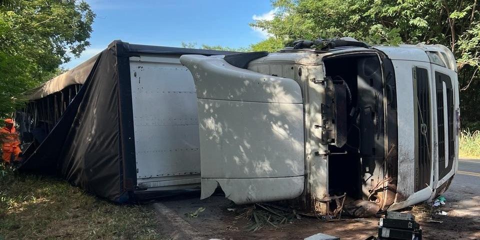 Carreta branca tomba no km 2 da BR-365 (Corpo de Bombeiros/Divulgação)