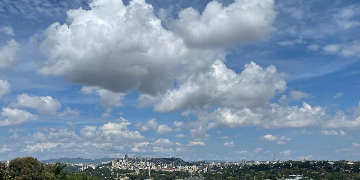 Céu na capital amanheceu com muitas nuvens nesta quinta-feira. (Valéria Marques/Hoje em Dia)