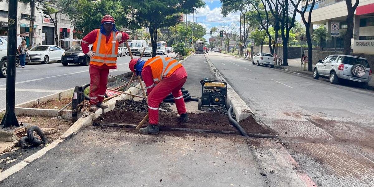 Obra em frente ao prédio do Tribunal de Justiça para construção de ciclovia na avenida Afonso Pena (Valéria Marques / Hoje em Dia)