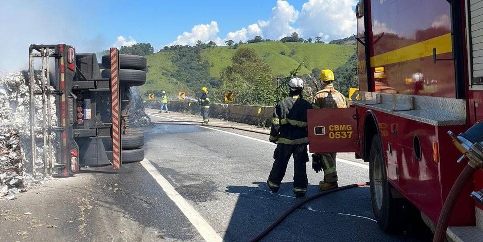 A pista ficou interditada por quatro horas, causando mais de 20 quilômetros de congestionamento (Divulgação / CBMMG)