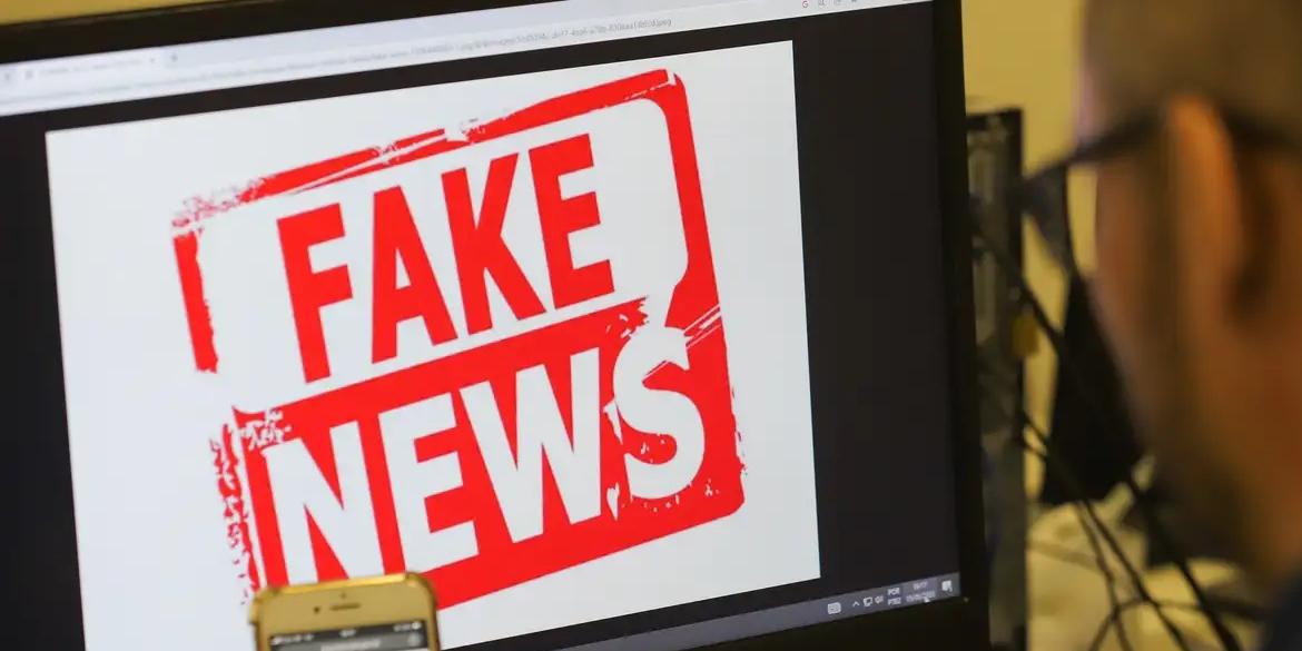 Fake News, ou Notícias Falsas (termo traduzido), são conteúdos enganosos distribuídos deliberadamente e principalmente através de plataformas digitais e redes sociais (Wilson Dias/Agência Brasil)