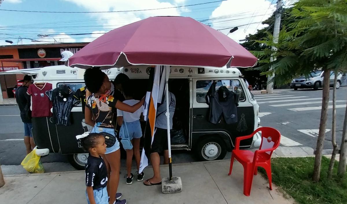 João Paulo contou vender produtos não-licenciados ao lado do estádio desde 2020 (Fernando Michel / Hoje em Dia)