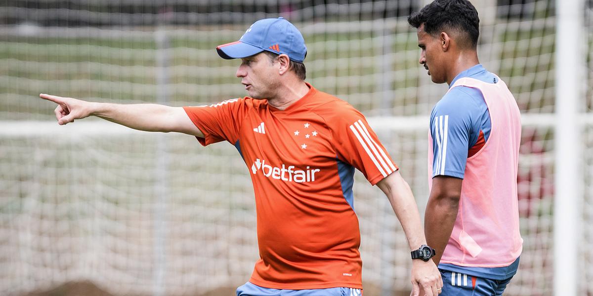 Fernando Seabra comandou o primeiro treino na Toca da Raposa II (Gustavo Aleixo/ Cruzeiro)