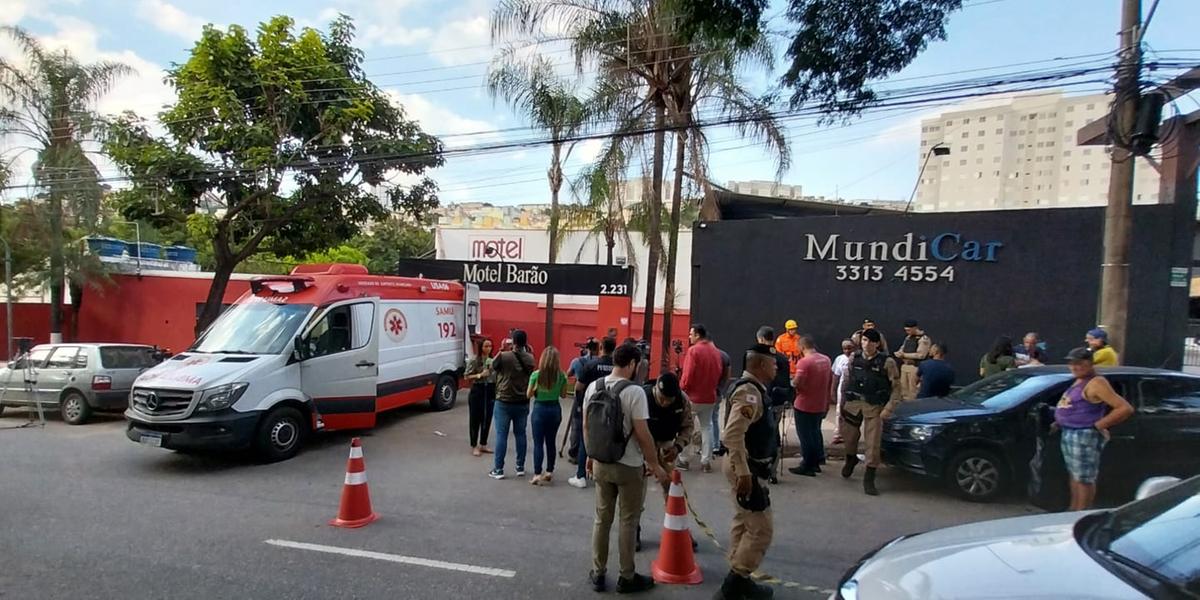 Ambulância do Samu aguardando saída do PM do motel (Fernando Michel)