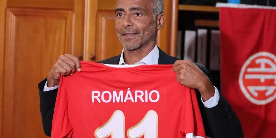 Romário disse que tomou ta decisão para cumprir um sonho pessoal, de jogar ao lado do filho Romarinho (Arthur Lyrio / AFC)