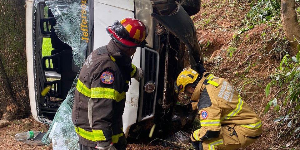 Bombeiros verificam o estado da van (Divulgação / Corpo de Bombeiros)