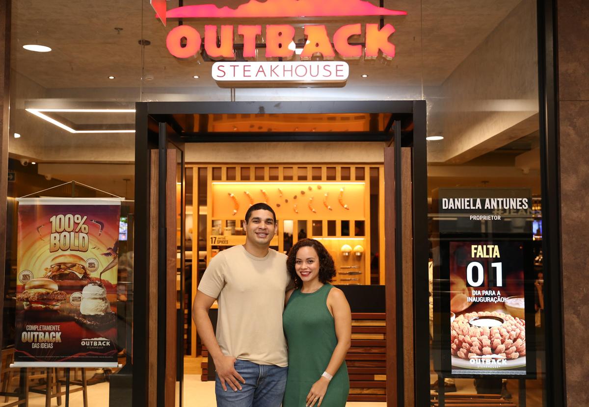 Prestigiandoa inauguração doOutbackno ItaúPower Shopping,o gerenteda unidade ShoppingDel Rey,Anderson Lopesea esposaPriscila LorenaLopes ()