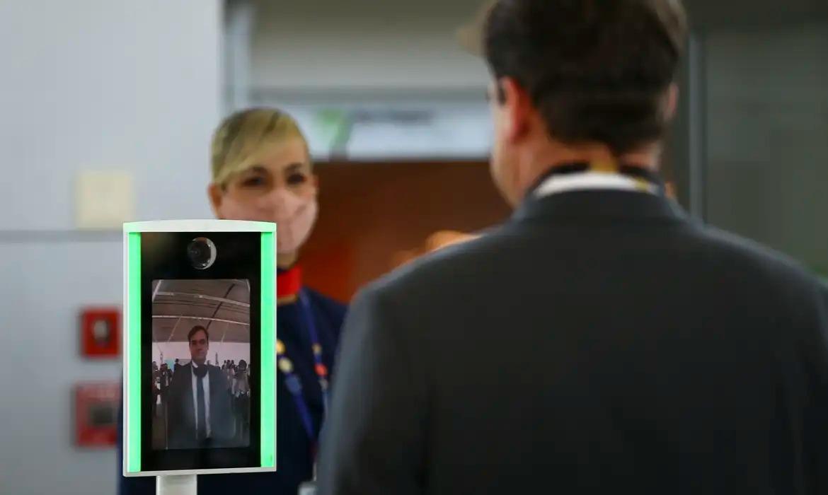 Sistema também é adotado em aeroportos. Na foto, passageiros testam o Embarque + Seguro, programa de reconhecimento facial para embarque (Marcelo Camargo/Agência Brasil)