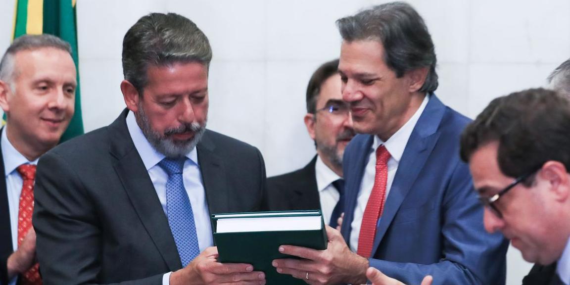 O ministro da Fazenda, Fernando Haddad, entregou a proposta ao presidente da Câmara dos Deputados, Arthur Lira (PP-AL), no início da noite desta quarta-feira (24) (Lula Marques / Hoje em Dia)