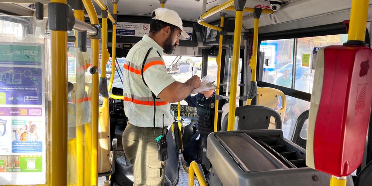 Agentes da BHTrans e da Guarda Municipal fiscalizam ônibus na região do Barreiro, em BH (Fernando Michel)