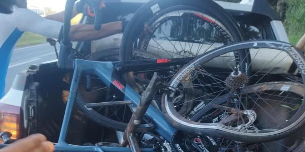 Bicicletas atingidas ficaram bastante danificadas. (Reprodução/Redes Sociais)