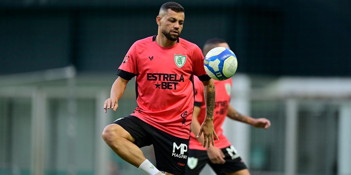 Felipe Azevedo destaca duelo contra a Chapecoense pela série B (Mourão Panda / América)