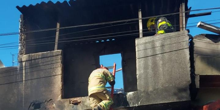 Corpo da adolescente foi encontrado pelo Corpo de Bombeiros dentro de um banheiro, no pavimento superior da casa. (Corpo de Bombeiros/Divulgação)