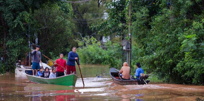 Resgate de famílias na Ilha dos Marinheiros, pela Defesa Civil de Porto Alegre (Giulian Serafim/PMPA/Divulgação)