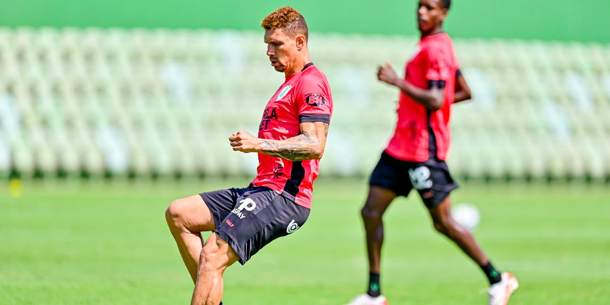 Moisés treina e pode reforçar o América contra Chapecoense (Mourão Panda / América)