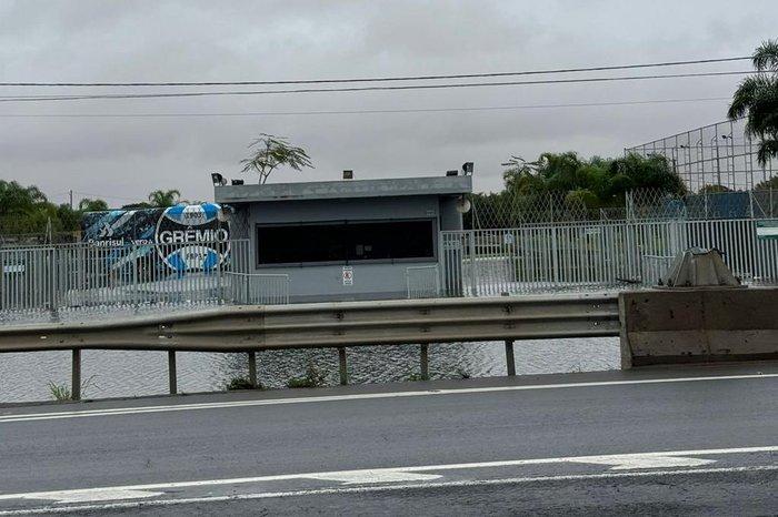 CT do Grêmio alagado pelas águas do Rio Guaíba (Reprodução / GZH)