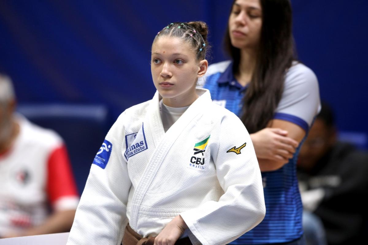 Clarice Casas Ribeiro, de 15 anos, campeã mundial Sub-18 na categoria até 44kg. A atleta do Minas conquistou a medalha de ouro em Zagreb, na Croácia, em 2023. (Maurício Vieira/Hoje em Dia)