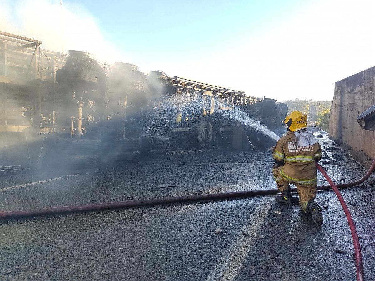 Bombeiros tiveram muito trabalho para apagar o incêndio e resfriar a carreta (Divulgação / CBMMG)