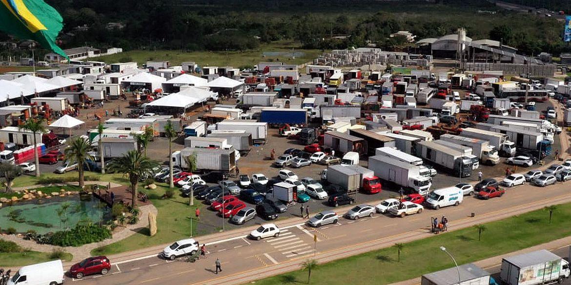 Ceasa improvisado para distribuição de alimentos, em Gravataí (RS) (Gilvan Rocha/Agência Brasil)