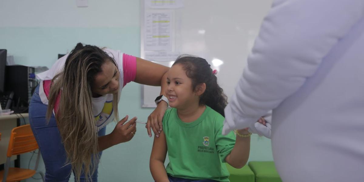 Crianças recebem vacina contra a gripe nas escolas municipais de BH (Fernando Michel / Hoje em Dia)