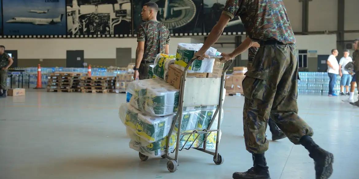 Doações para serem enviadas ao Rio Grande do Sul chegam na Base Aérea do Galeão, na Ilha do Governador, no Rio de Janeiro (Tomaz Silva/Agência Brasil)