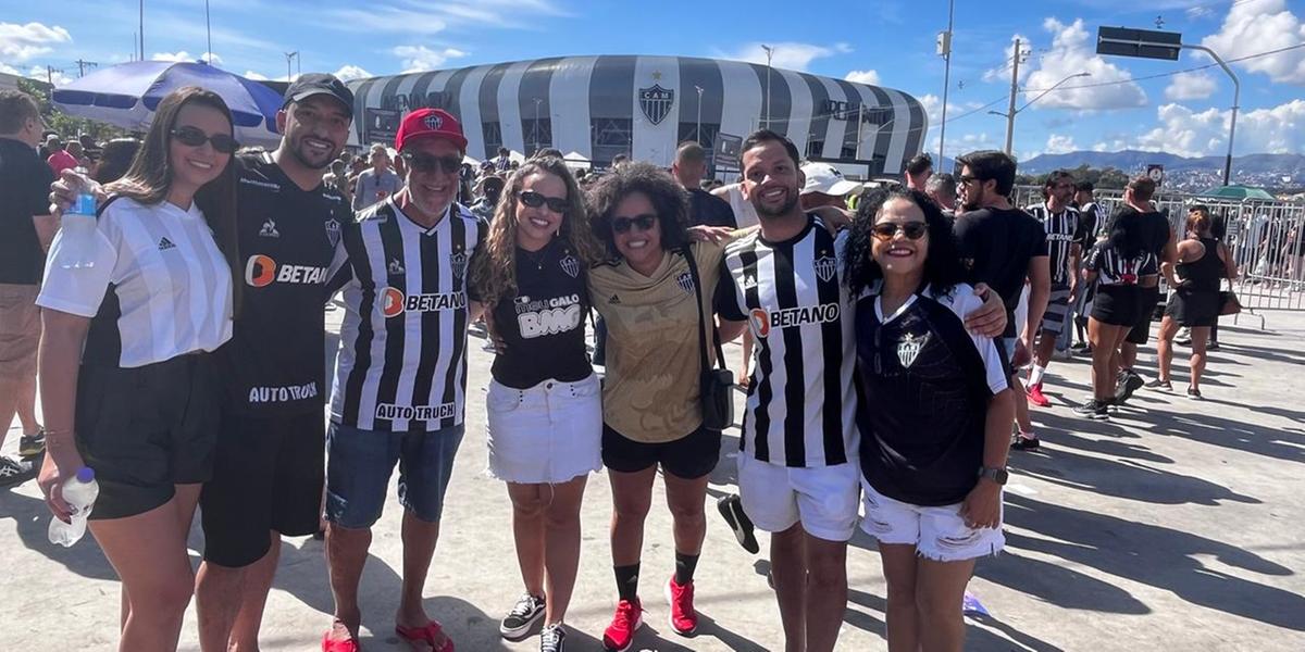 Lorena Lemos (de camisa dourada) veio com amigos e familiares para prestigiar o Galo e ajudar as vítimas da tragédia no RS (Fernando Michel)