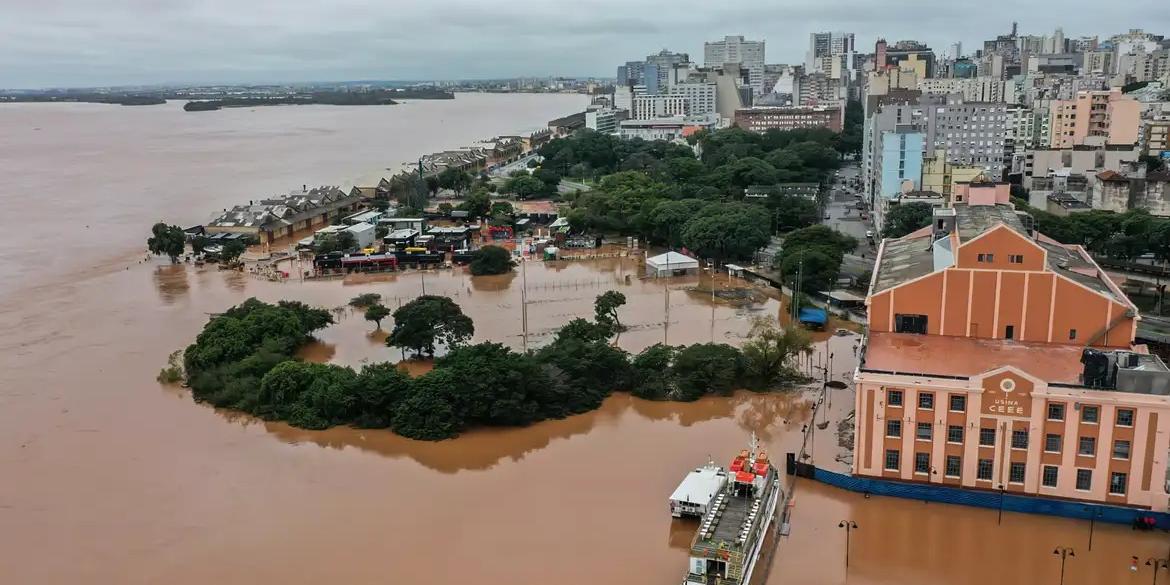 Rio Guaíba, usina do gasômetro, em Porto Alegre após chuva intensa (Gilvan Rocha/Agência Brasil)